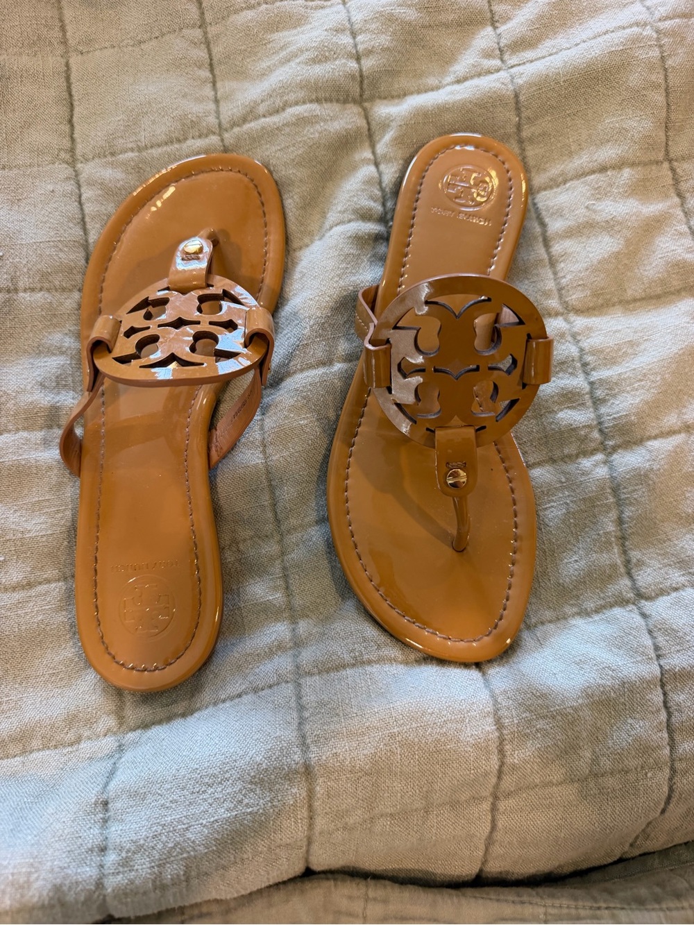 Tory Burch Patent Logo Toe-Ring Sandals - Camel